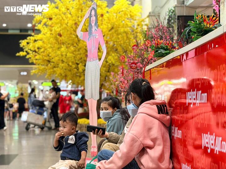 Dự báo trong những ngày tiếp theo, lượng khách qua Tân Sơn Nhất vẫn duy trì ở mức hàng trăm nghìn lượt mỗi ngày. Cao điểm đi lại dịp Tết năm nay được nhận định kéo dài khi nhu cầu về quê, du lịch và đón khách quốc tế tăng mạnh ngay từ ngày đầu kỳ nghỉ.