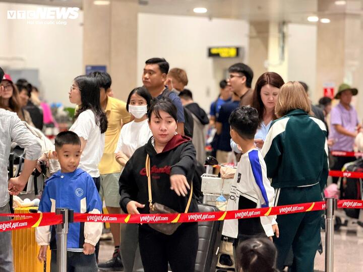 Phân bổ theo nhà ga, T3 tiếp tục chia tải cho T1 khi phục vụ hơn 63.000 hành khách. Nhà ga T1 dự kiến đón và tiễn hơn 37.000 khách quốc nội, trong khi T2 phục vụ gần 58.000 lượt khách đi và đến. Việc điều tiết, phân bổ chuyến bay giữa các nhà ga giúp giảm áp lực cho khu vực nội địa trong giai đoạn cao điểm.