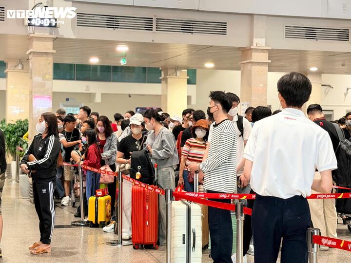 Ghi nhận tại sảnh đi cho thấy dòng người di chuyển liên tục, khu vực check-in luôn duy trì mật độ cao. Nhiều gia đình chọn bay sớm ngay ngày đầu ngày nghỉ để kịp về quê chuẩn bị đón Tết. Nhiều hành khách có mặt trước giờ bay 2-3 tiếng vì lo ngại ùn ứ.