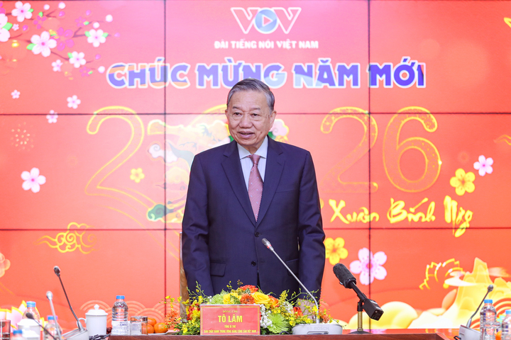 Nhấn mạnh, đất nước ta đang bước vào giai đoạn phát triển mới với yêu cầu rất cao về công tác thông tin, tuyên truyền, Tổng Bí thư đề nghị và bày tỏ mong muốn thời gian tới Đài TNVN tiếp tục giữ vững tôn chỉ, mục đích, nâng cao chất lượng các chương trình trên sóng phát thanh, phấn đấu mỗi bản tin, chương trình thời sự phải thực sự là tiếng nói trung thực, kịp thời, nhân văn; góp phần củng cố niềm tin của nhân dân đối với Đảng, Nhà nước; kiên quyết đấu tranh phản bác các quan điểm sai trái, thù địch.