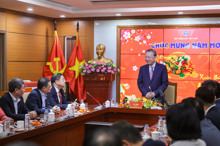 Tổng Bí thư Tô Lâm chia sẻ: "Trong thời khắc thiêng liêng chuẩn bị đón Tết Nguyên đán, mỗi một gia đình đang sum vầy, trên dọc các tuyến đường rực rỡ sắc xuân, tôi xúc động đến thăm, động viên cán bộ, công nhân viên, các kỹ thuật viên, phát thanh viên, người lao động Đài TNVN cùng chia sẻ với các đồng chí, những người đang canh trời giữ sóng, giữ nhịp thông tin cho đất nước, cho quốc gia, kịp thời đến với từng người dân, từng địa bàn từng khu vực, không chỗ nào không có tiếng nói Việt Nam".