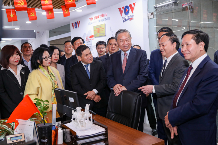 Tổng Bí thư Tô Lâm tới thăm, kiểm tra công tác thông tin tuyên truyền, động viên cán bộ, công nhân viên, kỹ thuật viên Ban VOV Giao thông - Đài TNVN.
