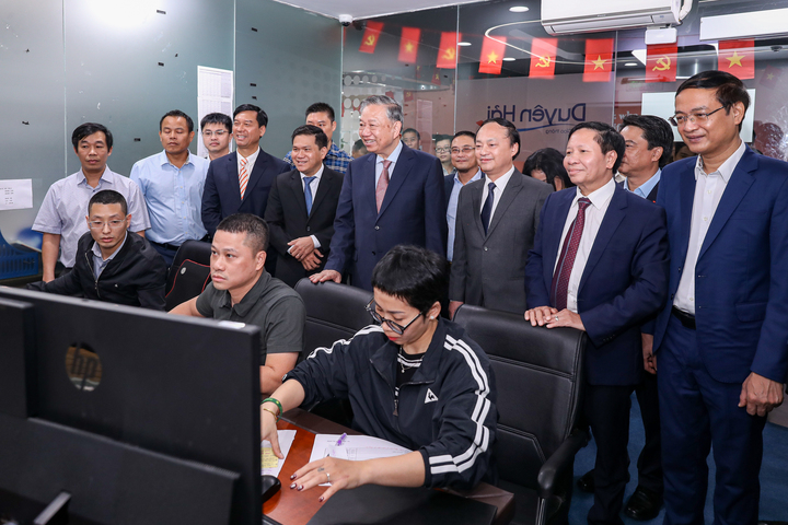 Tổng Bí thư lưu ý, Đài TNVN cần tiếp tục đẩy mạnh ứng dụng khoa học công nghệ, nhất là trí tuệ nhân tạo và chuyển đổi số trong toàn bộ quy trình sản xuất; từ thu thập, xử lý thông tin đến phân tích dữ liệu thính giả, cá nhân hóa nội dung. Phải coi công nghệ là công cụ nâng cao hiệu quả phục vụ nhân dân, không ngừng đổi mới để bắt kịp xu thế truyền thông hiện đại.