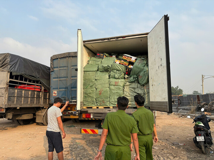 Xe hàng tập kết tại bãi đất trống hòng qua mặt cơ quan chức năng.