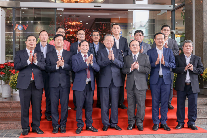 Tổng Bí thư Tô Lâm chụp ảnh cùng Tổng Giám đốc Đài TNVN Đỗ Tiến Sỹ, các Phó Tổng Giám đốc và các lãnh đạo đơn vị của Đài TNVN.