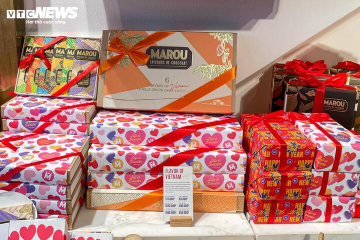 Trùng với Tết Nguyên đán, thị trường Valentine bị lấn át, vắng khách bất ngờ - 6