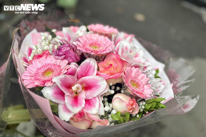 Trùng với Tết Nguyên đán, thị trường Valentine bị lấn át, vắng khách bất ngờ - 2