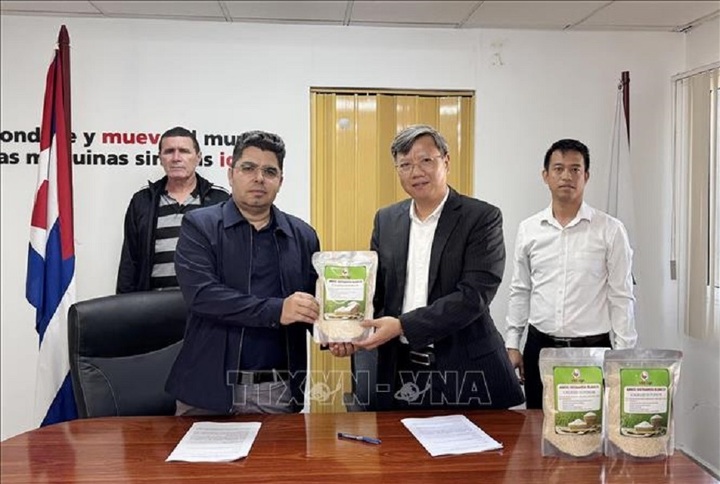 Đại sứ Việt Nam tại Cuba Lê Quang Long trao tượng chưng 250 tấn gạo cho Thứ trưởng Bộ Nông Nghiệp Cuba Telce Abdel González.