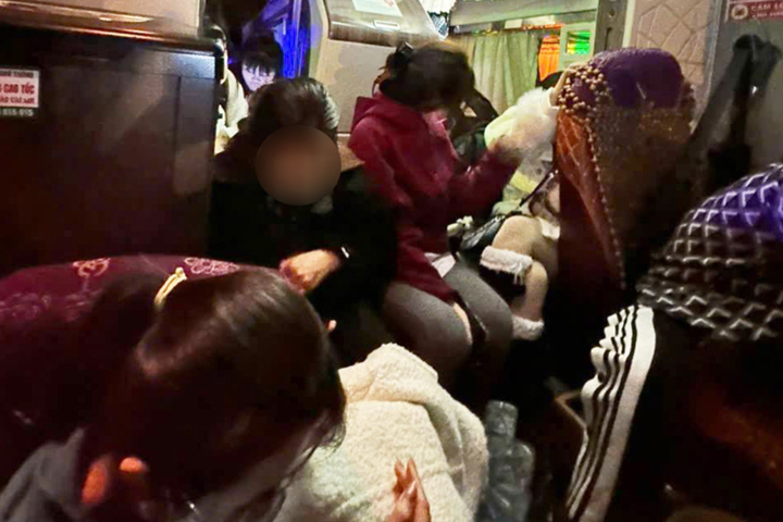 Nhiều hành khách phải ngồi ở sàn xe. (Ảnh: CACC)