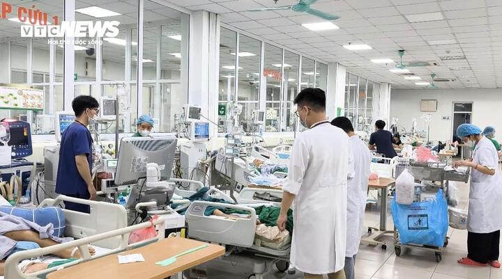 Khoa cấp cứu luôn trong tình trạng kín giường.