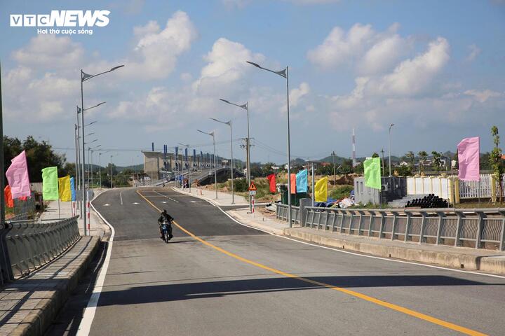 Người dân lưu thông trên đập dâng hạ lưu sông Trà Khúc vào ngày cận Tết.