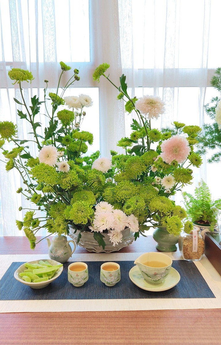 Cúc lưới xanh vườn mới ươm, dạng cúc chùm cong queo cắm theo dáng cong của cúc.