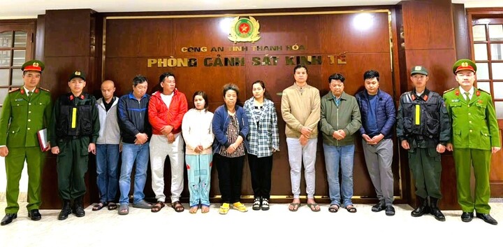 Các đối tượng trong đường dây sản xuât thuốc giả, thực phẩm chức năng tại cơ quan công an.