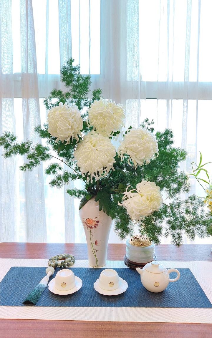 Cúc bạch đại đoá biểu tượng của sự thanh khiết, thoát tục.