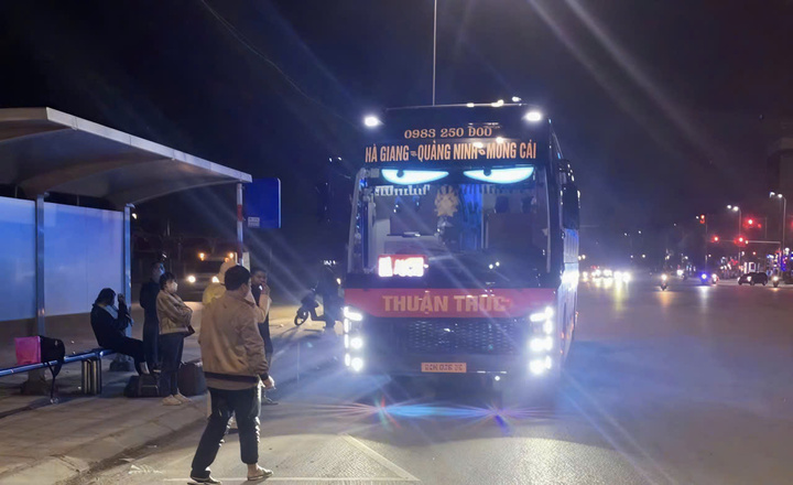 Xe khách chở quá 8 người bị CSGT Bắc Ninh xử phạt. (Ảnh: Công an Bắc Ninh).