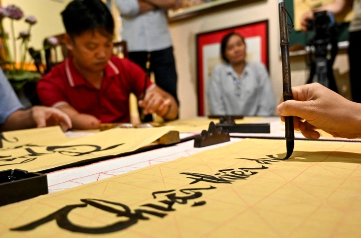 Viết các thói quen xấu cũng là một cách để "tống cựu nghênh tân". (Ảnh: MalaExpress)