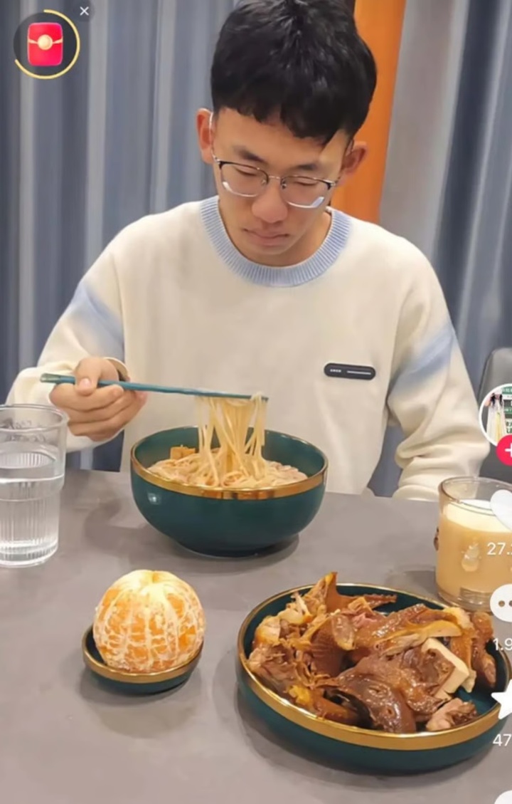 Con trai của bà Zhang thưởng thức một trong những bữa sáng sáng tạo do mẹ cậu chuẩn bị. (Ảnh: weixin)