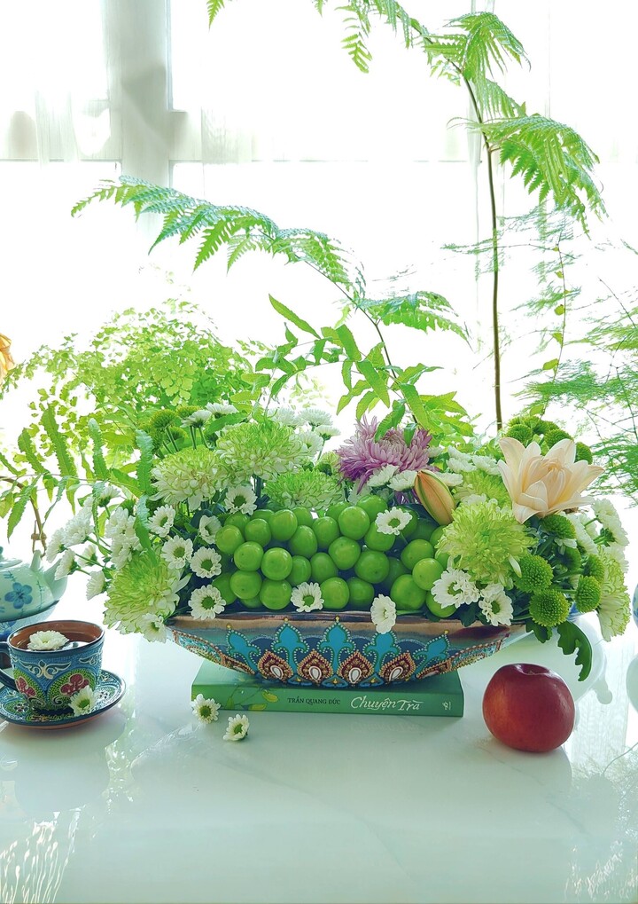 Vài bông cúc nhỏ cắm lại vào ang hoa quả vẫn rất xinh.