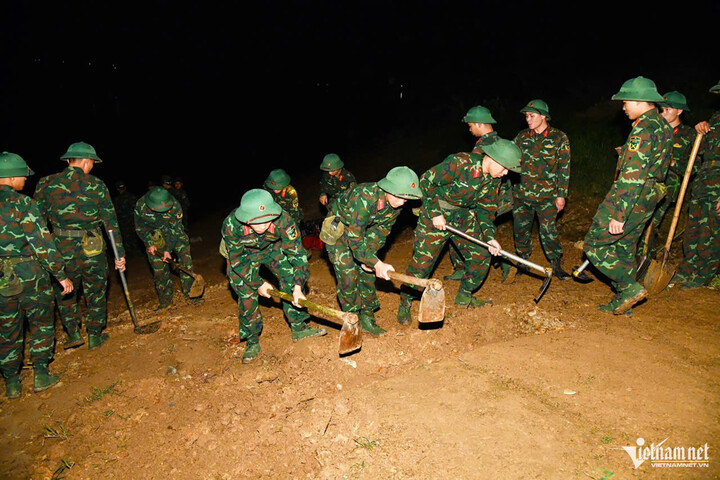 Khoảng hơn 4.300 m³ đất đá được lực lượng quân đội cấp tốc đào đắp ngay trong ngày 14/2. (Ảnh: TQ)