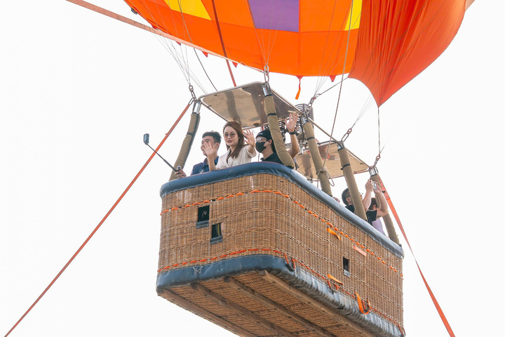 Khách được trải nghiệm ngắm Cần Giờ xanh từ trên cao.