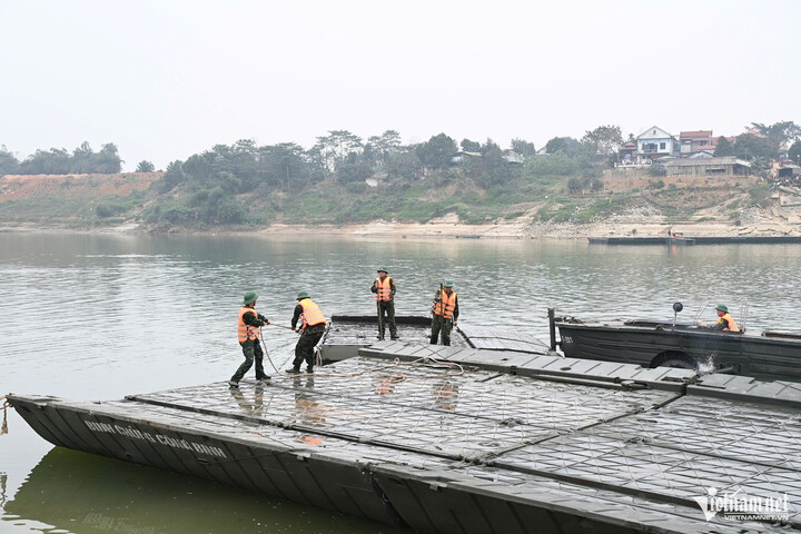 Các đốt phao được thả xuống sông Lô chuẩn bị ghép nối cầu phao. (Ảnh: TQ)