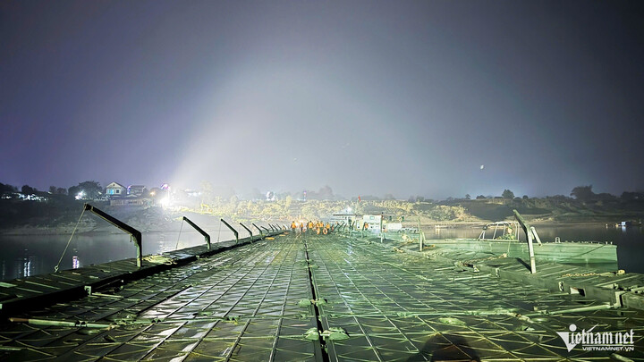 Cầu phao bắc qua sông Lô hoàn thành ghép nối sau 2 tiếng lắp đặt. (Ảnh: ĐC)