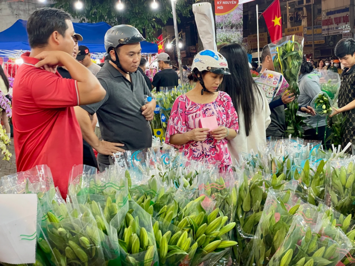 Giá hoa ly vọt lên gấp đôi, gấp 3 ngày thường.