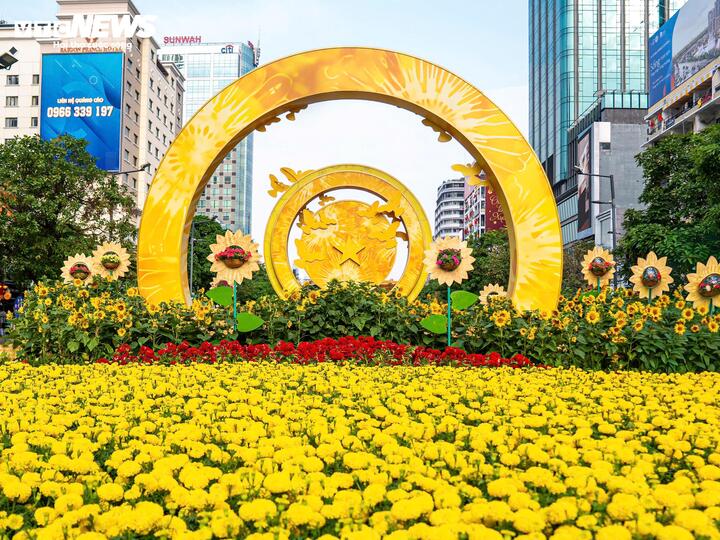 Đường hoa trải dài theo ba chương: “Xuân hội nhập” - “Cội nguồn gấm hoa” - “Tương lai vững bước”, tạo mạch kể xuyên suốt trên toàn tuyến.