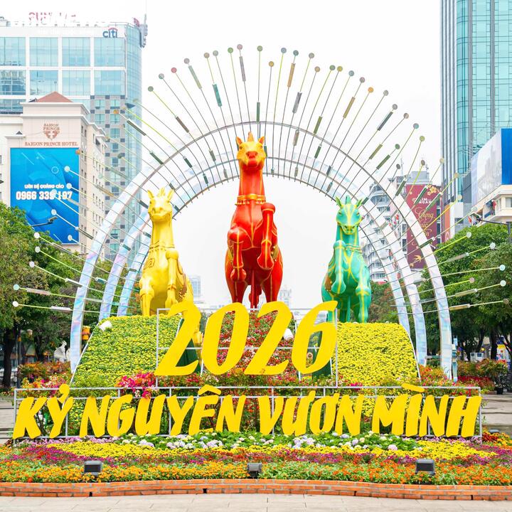 Đường hoa Nguyễn Huệ nhìn từ sông Sài Gòn với dàn ba linh vật ngựa chính tượng trưng cho TP.HCM, Bình Dương và Bà Rịa - Vũng Tàu với tạo hình nguyên khối vững chãi.