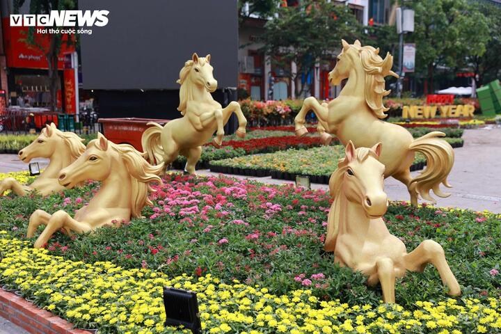 Ban ngày, hơn 100.000 giỏ hoa khoe sắc rực rỡ. Khi đêm xuống, hệ thống ánh sáng và công nghệ trình chiếu biến tuyến phố thành không gian nghệ thuật lung linh.