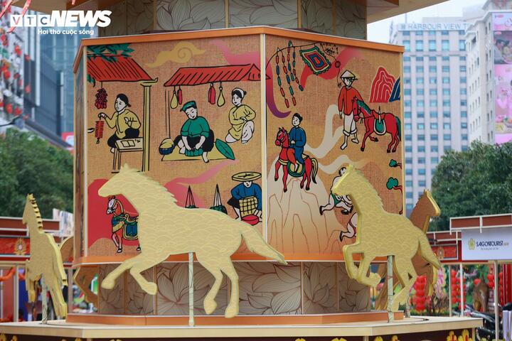 Đại cảnh “Lý ngựa ô” tái hiện sắc màu văn hóa Nam Bộ với hiệu ứng sơn mài kết hợp hoa văn mây sóng 3D hologram óng ánh.