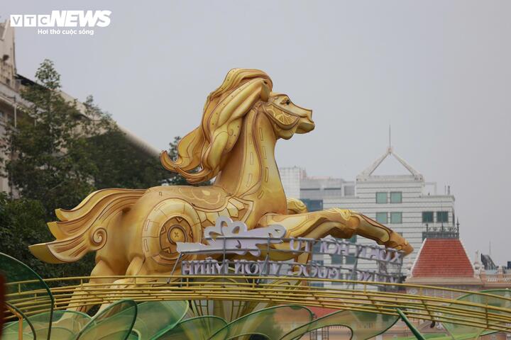 Cận cảnh đường hoa Nguyễn Huệ trước giờ khai mạc - 6