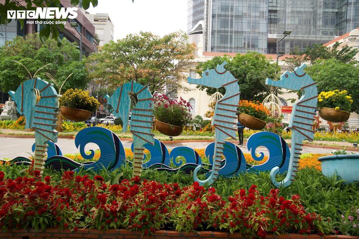 Đặc biệt, Đường hoa Tết Bính Ngọ 2026 mang một tầm vóc hoàn toàn mới, phô diễn hai phiên bản trải nghiệm khác biệt giữa ngày và đêm trong cùng một không gian, điều chưa từng có trong suốt 23 năm qua.