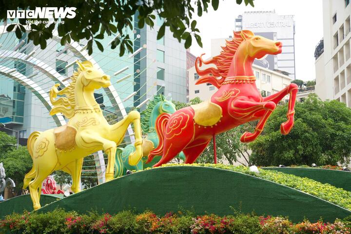 Với chủ đề Xuân hội tụ - Vững bước vươn mình, Đường hoa Nguyễn Huệ Tết Bính Ngọ 2026 khẳng định tâm thế và khát vọng của dân tộc trong kỷ nguyên mới.