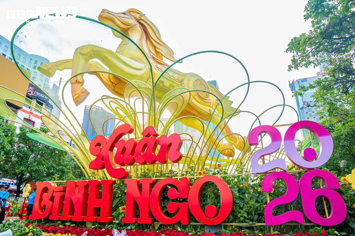 Tại cổng chào, linh vật Bính Ngọ cao gần 7m, dài khoảng 9m, tạo hình tung vó, phủ sắc vàng rực rỡ, nổi bật giữa trung tâm thành phố.