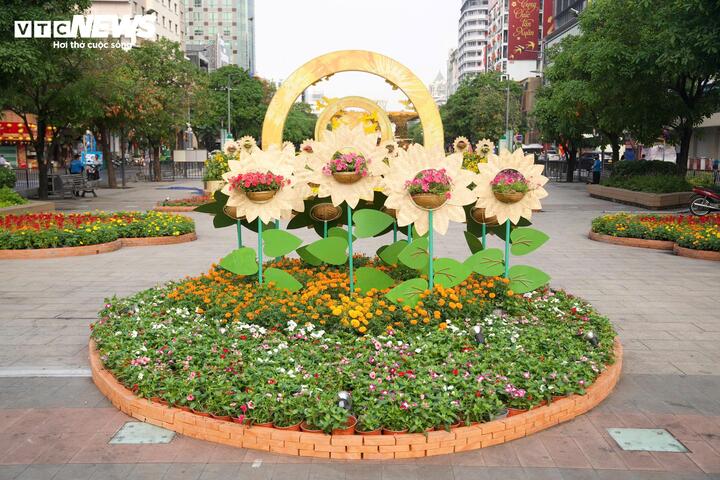 Với chủ đề “Xuân hội tụ - Vững bước vươn mình”, Đường hoa Nguyễn Huệ 2026 mang đến hai phiên bản trải nghiệm ngày và đêm trong cùng một không gian, dấu ấn mới sau 23 năm tổ chức.