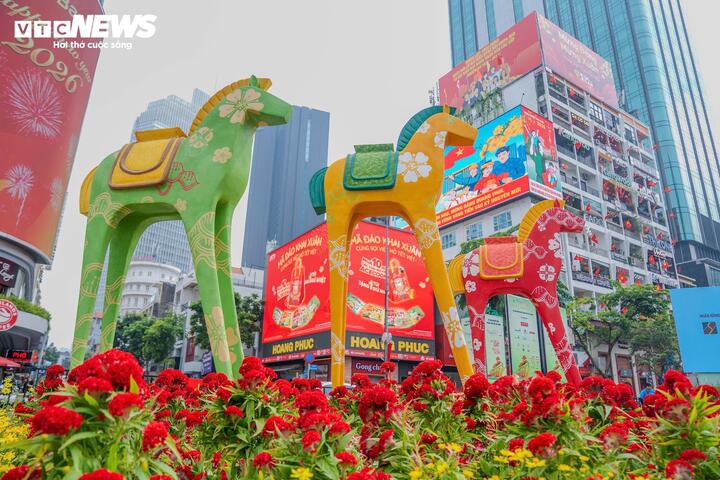 Khu vực đài phun nước giữa đường hoa được bố trí tiểu cảnh vườn hoa và linh vật ngựa cách điệu, tạo điểm nhấn sinh động cho không gian xuân.