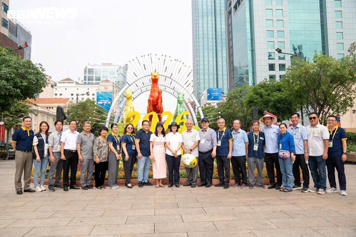 Bà Thúy cùng Hội đồng nghệ thuật đã cho ý kiến cụ thể từng hạng mục, công trình, cách bố trí hoa, phối màu giữa các loại hoa.