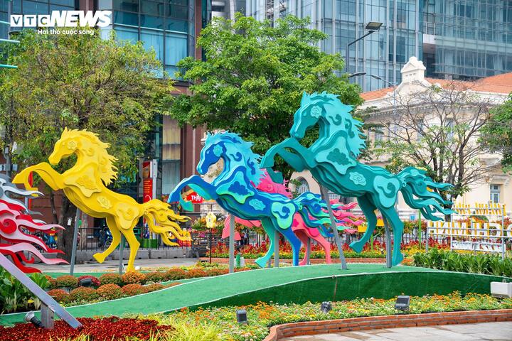 Không khí trên phố đi bộ Nguyễn Huệ sáng 15/12 rất khẩn trương, công nhân tất bật bổ sung hoa tươi, chỉnh sửa tiểu cảnh, vệ sinh mặt bằng và chạy thử hệ thống ánh sáng, trình chiếu.