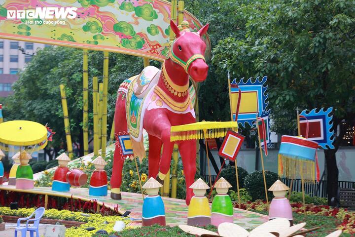 Tiểu cảnh “Ngựa vinh quy bái tổ” gợi hình ảnh truyền thống, gửi gắm thông điệp hiếu nghĩa, thành đạt đầu xuân.