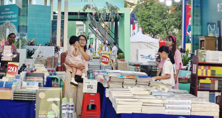Một số gia đình đưa con đi mua sách ngay khi lễ hội vừa mở cửa đón khách.