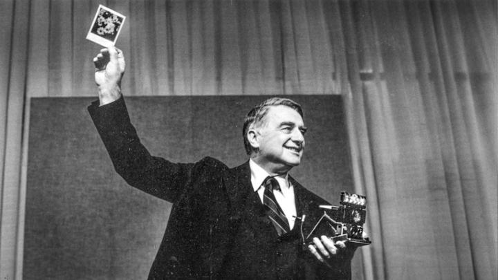 Edwin Land giới thiệu Polaroid SX-70 tại buổi họp báo năm 1979 - dấu mốc đưa ảnh chụp lấy ngay trở thành biểu tượng công nghệ và văn hóa. (Nguồn: Getty Images)