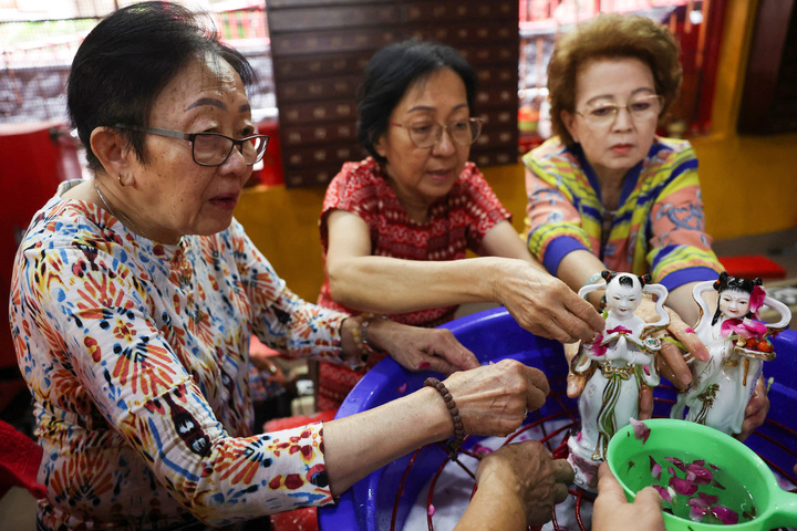 Các tín đồ lau dọn các tượng linh thiêng trước thềm lễ Tết Nguyên đán, chào đón năm Ngọ, tại đền Amurva Bhumi ở Jakarta, Indonesia, ngày 10/2/2026. (Ảnh: REUTERS/Ajeng Dinar Ulfiana)