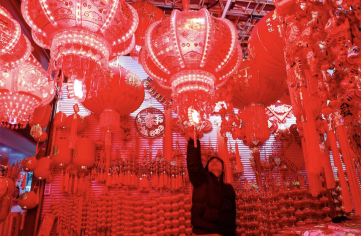 Một khách hàng mua sắm đồ trang trí Tết Nguyên đán tại Kim Hoa, Trung Quốc. (Nguồn: CNN)