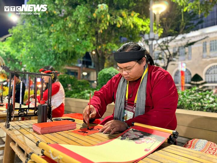 Cùng với các cụm tiểu cảnh mang đậm bản sắc văn hóa vùng miền, tất cả góp phần tạo nên một không gian Tết đa sắc màu, đậm tính hội nhập.