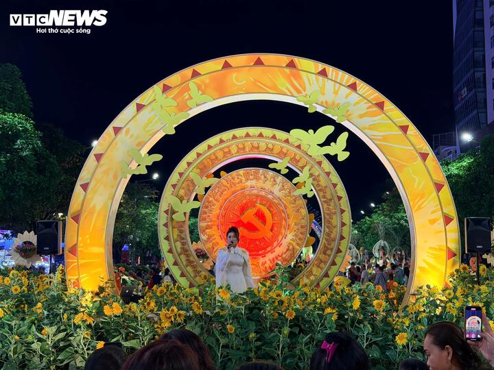 Trước đó, từ 19h, chương trình khai mạc đường hoa Nguyễn Huệ Tết Bính Ngọ 2026 bắt đầu với màn múa trống, lân sư rồng rộn ràng cùng các tiết mục ca nhạc mừng Đảng, mừng Xuân, thu hút đông đảo người dân theo dõi.