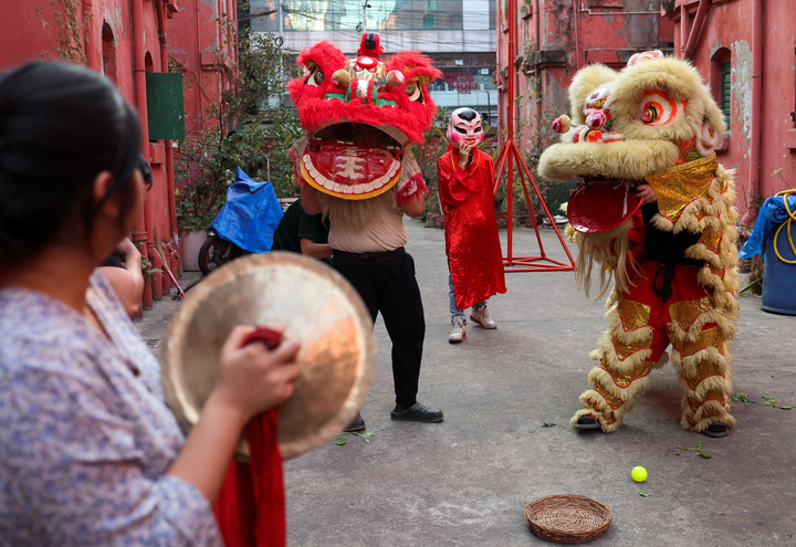 Các thành viên của đoàn múa lân Shining Star tập luyện chuẩn bị cho lễ Tết Nguyên đán sắp tới tại Kolkata, Ấn Độ, ngày 15/2/2026. (Ảnh: REUTERS/Sahiba Chawdhary)