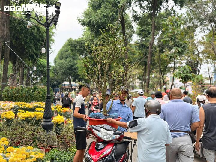 Không chỉ những người chạy xe lâu năm, nhiều lao động tự do cũng tranh thủ “đánh quả Tết”.