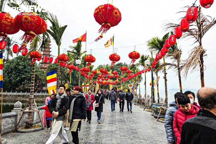 Người dân đi chùa Trấn Quốc cầu may ngày mùng 1 Tết Ất Tỵ 2025. (Ảnh tư liệu: Viên Minh)