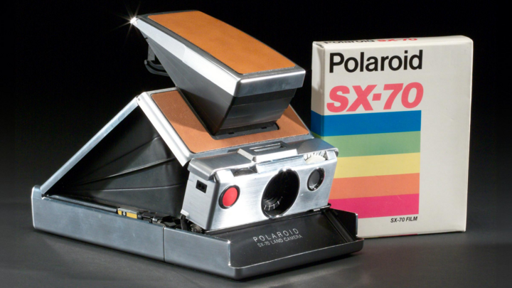 Polaroid SX-70 - chiếc máy ảnh gấp gọn chụp ảnh màu tức thì, biểu tượng công nghệ và văn hóa thập niên 1970. (Nguồn: Getty Images)